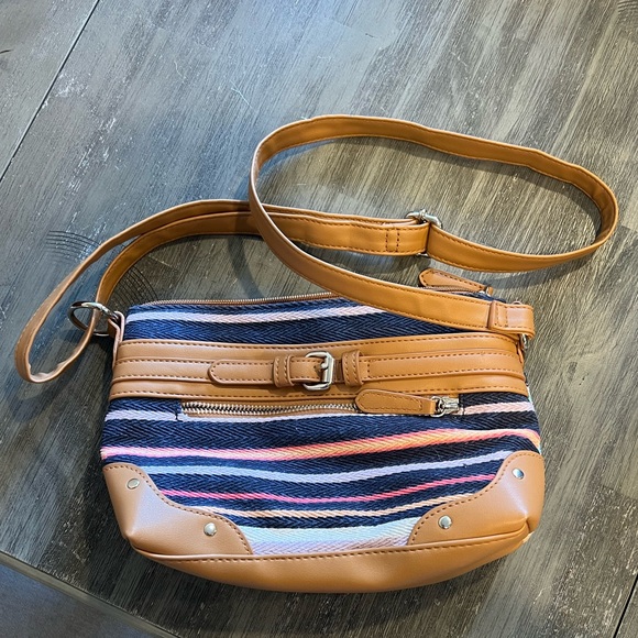 Multicolor canvas textured crossbody purse, adjustable strap, lots of pockets - Picture 2 of 8